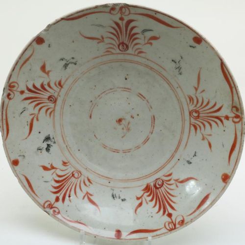 Lot van 2 Swatow schotel, China 红色和黑色装饰的斯瓦托瓷盘，直径36厘米。(碎片）和一个带花饰的斯瓦托瓷盘，直径35厘米。(修复&hellip;