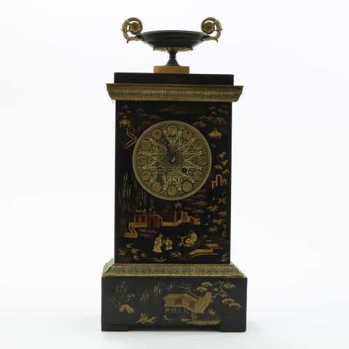 Empire tafelklok met chinoiserie decor Table clock with bronze bowl in black lac&hellip;