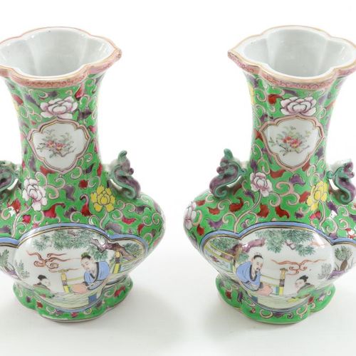 Stel porseleinen gelobde siervazen Paire de 2 vases Famille Rose en porcelaine à&hellip;
