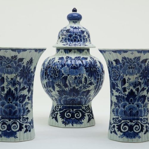 Aardewerk kaststel, Delft Pottery set of jars, 3 with cover 2 'trumpet' shaped, &hellip;