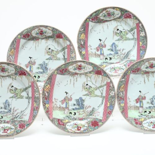 Serie van 5 famille rose borden 一套5个粉彩瓷盘，带有西厢房的浪漫装饰，雍正王朝（1722-1735），直径23厘米。(1个发际&hellip;