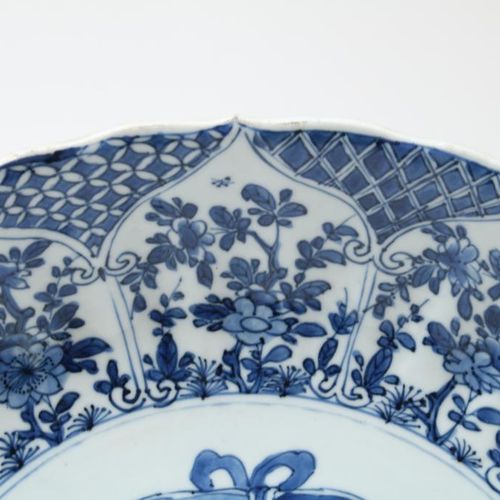 Kangxi schotel, met bloemenmand Soucoupe en porcelaine de Kangxi décorée d'un pa&hellip;