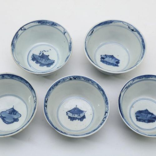 Serie van 5 porseleinen kopjes 
Série de 5 tasses en porcelaine avec image de ma&hellip;