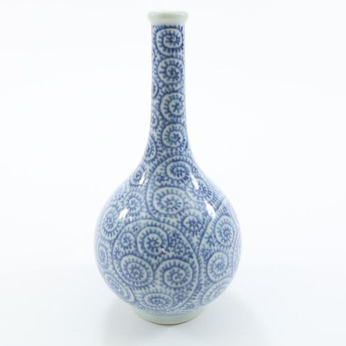 Porseleinen flesvaas, Japan 瓷瓶花瓶，青花图案为章鱼草，围绕整个花瓶旋转，日本大正时期（1912-1926），高27厘米。鱿鱼触角装&hellip;