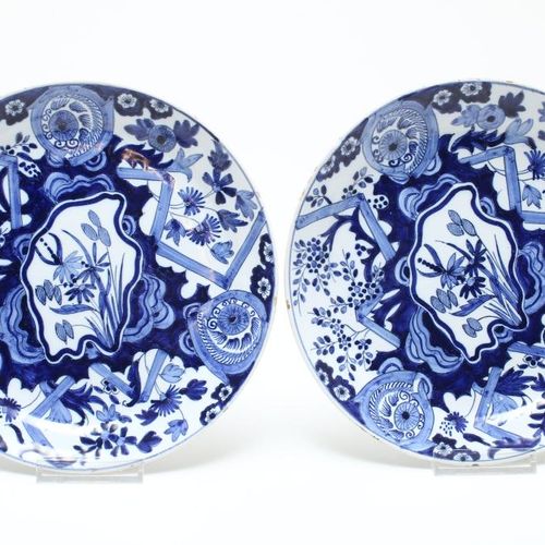 Serie van 4 aardewerk borden Juego de 4 platos de cerámica, decorados con flores&hellip;