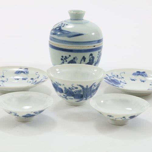 Dekselpot, 2 kommen, 2 schotels en kom 一件带盖的瓷碗，2个碗，2个碟子，2个盖子和杯子，中国19世纪（不同质量）。瓷器盖&hellip;