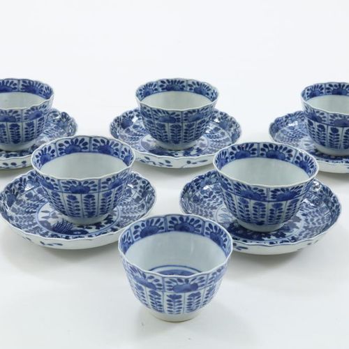 Serie van 6 kopjes en 5 schotel, China 系列6个瓷杯和5个碟子，带花纹，有4个康熙字样，中国19世纪，（都有缺口）一系列6&hellip;