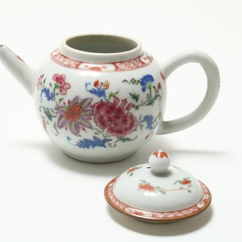Porseleinen Famille Rose theepot 
瓷器雍正/乾隆粉彩茶壶与装饰

鲜花，中国18世纪，高13厘米。(水口已恢复)