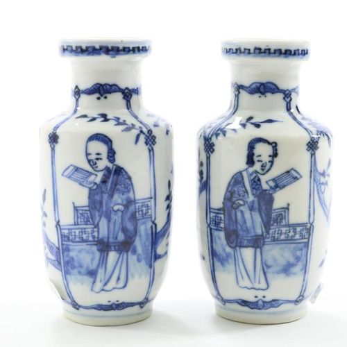 Stel porseleinen miniatuur vazen Pair of porcelain miniature vases, decorated wi&hellip;