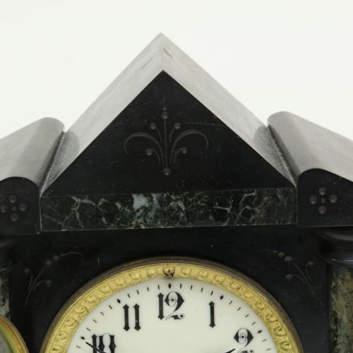 Schouwpendule in marmeren kast 大理石护理摆钟，瓷质表盘和阿拉伯数字，带钥匙，法国19世纪，高30厘米。黑色大理石护理的摆钟，带有&hellip;