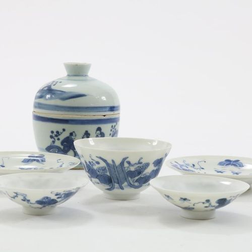 Dekselpot, 2 kommen, 2 schotels en kom Lot d'un bol en porcelaine avec couvercle&hellip;