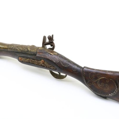 Afrikaanse donderbus geweer 零件木制和青铜制的雷电手枪，非洲，长43厘米。零件木制和铁制的雷电枪，枪托上有镶嵌物，非洲，长43厘米。