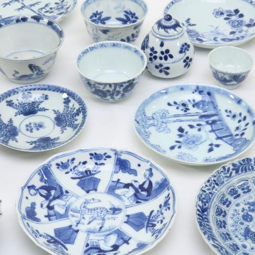 Lot div. Porselein, China Une collection d'objets en porcelaine div., tasse et s&hellip;