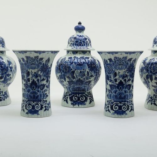 Aardewerk kaststel, Delft 陶器套罐，3个带盖2个 "喇叭 "形，代尔夫特20世纪，Porceleyne Fles（皇家代尔夫特），19&hellip;