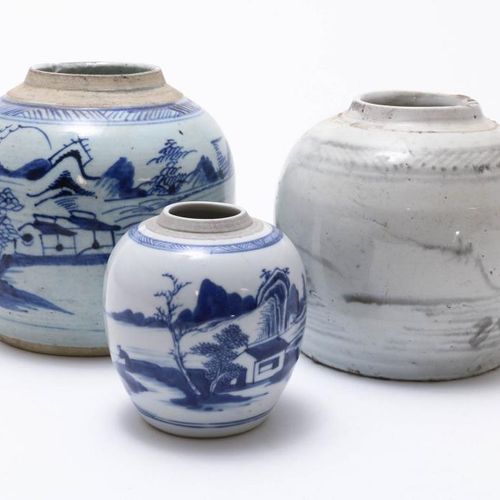 Drie porseleinen gemberpotten Chinees 三个瓷制姜罐，中国 18./19世纪。世纪，以蓝色和灰色装饰的风景：蓝色装饰的姜罐，&hellip;