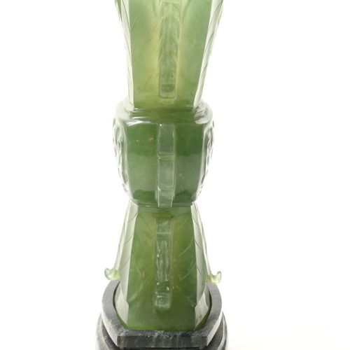 Stel jadeiet vazen Chinees 20e eeuw, h. Paire de vases en pierre de jadéite vert&hellip;