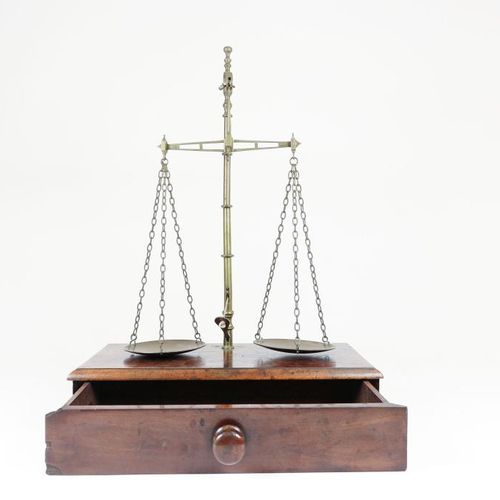 Messing balans, Avery Brass scale, on mahogany base within drawer, by: Avery LTD&hellip;