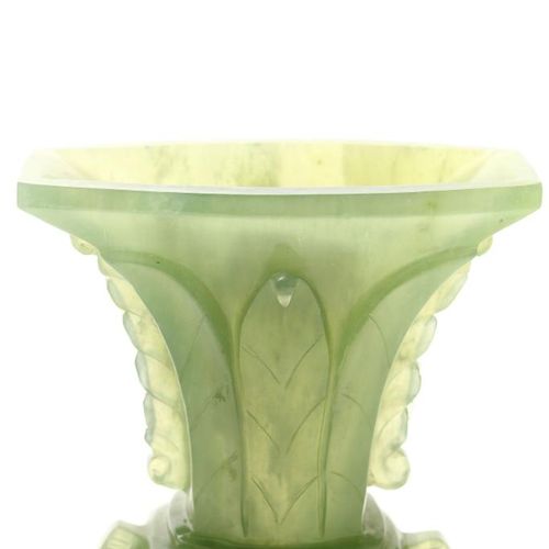 Stel jadeiet vazen Chinees 20e eeuw, h. Paire de vases en pierre de jadéite vert&hellip;