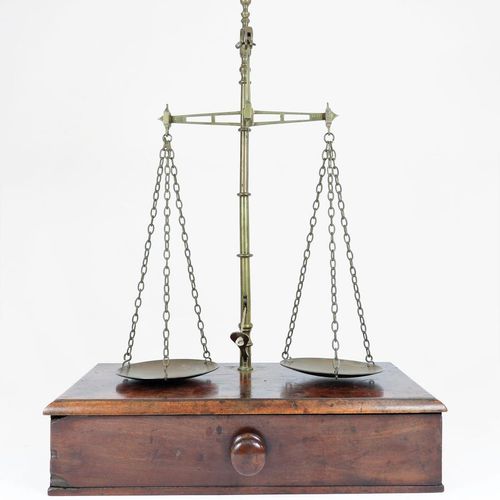 Messing balans, Avery Balance en laiton, sur socle en acajou dans un tiroir, par&hellip;