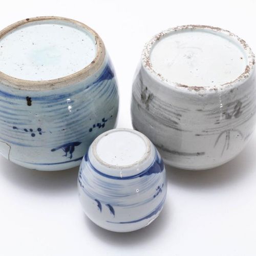Drie porseleinen gemberpotten Chinees 三个瓷制姜罐，中国 18./19世纪。世纪，以蓝色和灰色装饰的风景：蓝色装饰的姜罐，&hellip;