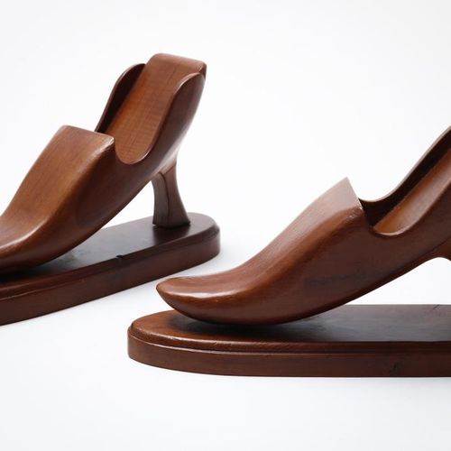 Stel houten visitekaarthouders, schoenen Coppia di 2 portabiglietti da visita in&hellip;