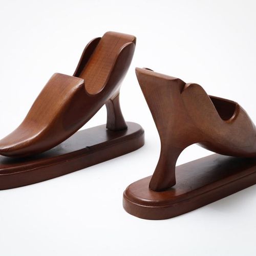 Stel houten visitekaarthouders, schoenen Pair of 2 wooden carved business card h&hellip;