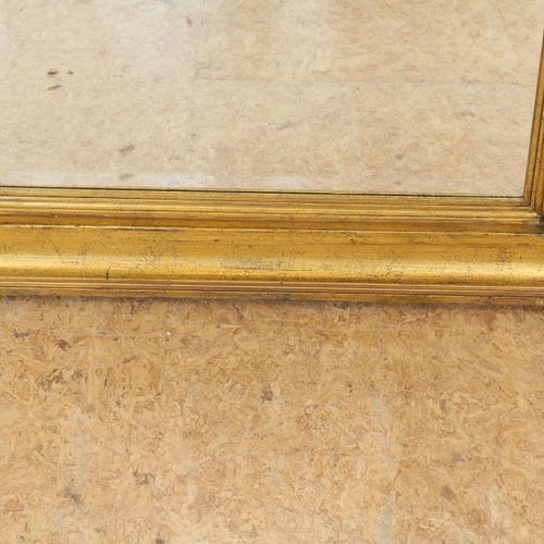 Geslepen spiegel met gegoten putti Miroir dans un cadre peint à l'or et lion et &hellip;