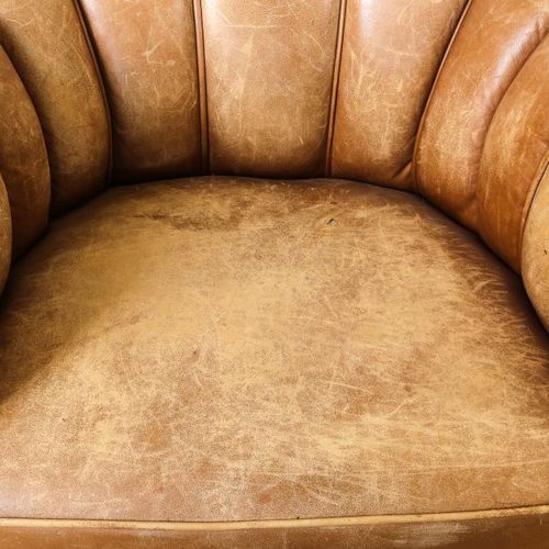 Bruinlederen Art Deco clubfauteuil 棕色皮革装饰艺术俱乐部椅（座椅有损坏）棕色皮革装饰艺术俱乐部椅，有木腿，（座椅有损坏）
