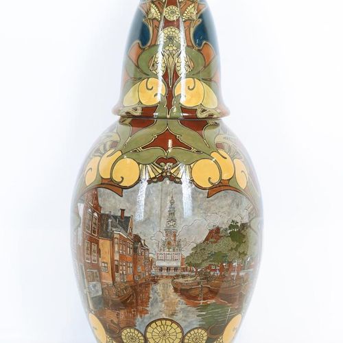 Plateel Rozenburg dekselvaas, Alkmaar Monumentale Vase von Alkmaarse Waaghuis, b&hellip;