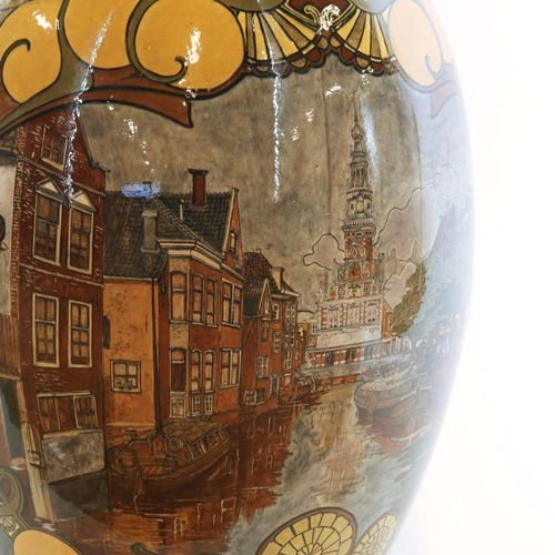 Plateel Rozenburg dekselvaas, Alkmaar Vase monumental Alkmaarse Waaghuis, peint &hellip;