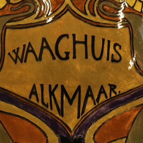 Plateel Rozenburg dekselvaas, Alkmaar Monumentale vaso Alkmaarse Waaghuis, dipin&hellip;