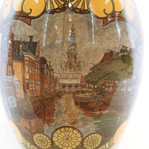 Plateel Rozenburg dekselvaas, Alkmaar Monumentale Vase von Alkmaarse Waaghuis, b&hellip;