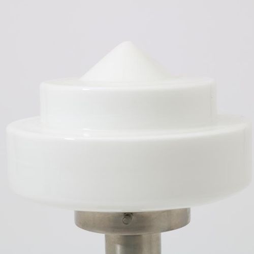 Nikkel Art Deco tafellampje 装饰艺术台灯，白色玻璃灯罩，高40厘米。镍装饰艺术台灯，牛奶玻璃灯罩，高40厘米。