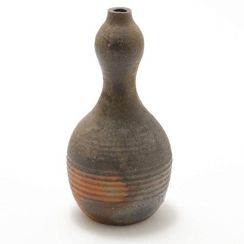 Ongeglazuurde Bizen-kermiek vaas, Japan 未上釉的备前陶瓷葫芦瓶，日本，不清楚的签名，高22厘米。未上釉的备前陶瓷葫芦瓶，&hellip;