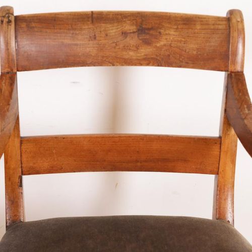 Stel Iepenhouten Biedermeier armstoelen 一对榆木制的带天鹅绒的比德梅尔扶手椅，19世纪初。一对榆木制的带天鹅绒座椅的比德&hellip;