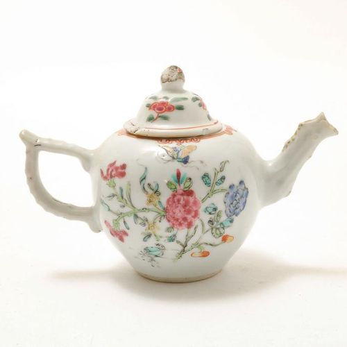 Porseleinen Famille Rose trekpotje 瓷器Famille Rose乾隆茶壶，装饰着鲜花和蝴蝶，中国18世纪，高9,5厘米。(不匹&hellip;