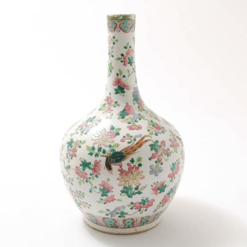 Porseleinen vaas met vogeldecor, China 饰有法米勒玫瑰花和鸟的瓷瓶，中国19世纪，高44厘米。(发际线)瓷制瓶形花瓶，装饰&hellip;