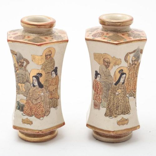 Stel porseleinen Satsuma vaasjes 瓷器萨摩花瓶一对，明治时期，高15厘米。瓷器萨摩六角花瓶一对，明治时期（1868-1913），&hellip;