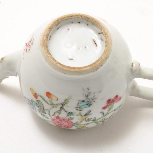 Porseleinen Famille Rose trekpotje 瓷器Famille Rose乾隆茶壶，装饰着鲜花和蝴蝶，中国18世纪，高9,5厘米。(不匹&hellip;