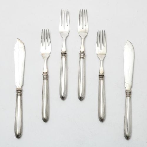 4 Zilveren viscouverts 4件银制鱼叉和刀套装4件银制鱼餐具，阿姆斯特丹林堡山，1930年左右，重量550克。