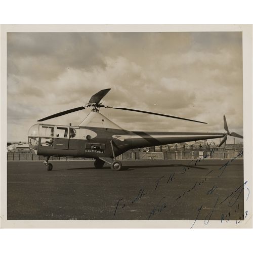Igor Sikorsky Signed Photograph 一张西科斯基直升机在停机坪上的复古光面照片，用钢笔签名并题写："致T.R.Stillwell先生&hellip;