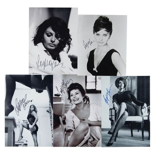 Sophia Loren (5) Signed Photographs Cinq photos différentes sur papier glacé de &hellip;