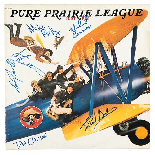Pure Prairie League Signed Album Just Fly专辑正面有六个乐队成员的蓝色签名，包括Mike Reilly, Michael&hellip;