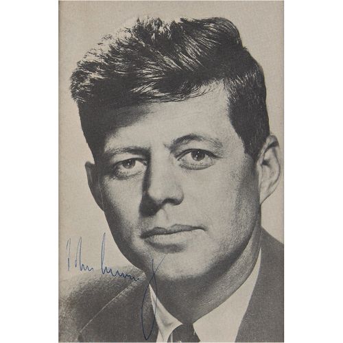 John F. Kennedy Signed Photograph 约翰-肯尼迪身着西装和领带的3.75 x 5.5纸质照片，用蓝色圆珠笔整齐地签名，"约翰-肯&hellip;