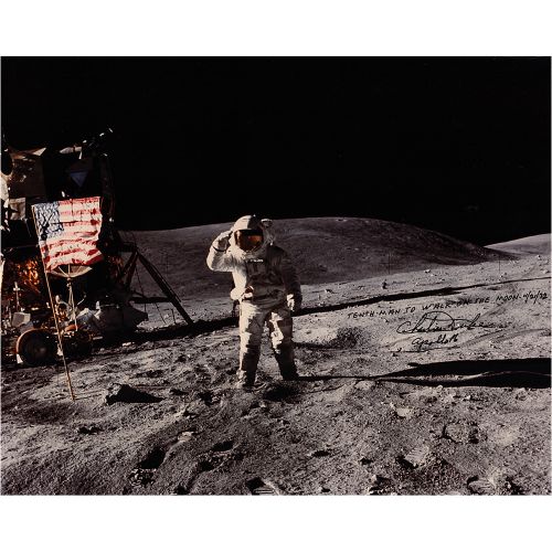 Charlie Duke Oversized Signed Photograph 杜克在月球表面向美国国旗敬礼的彩色缎面照片，用黑色毡尖签名，"第十个在月球上行&hellip;
