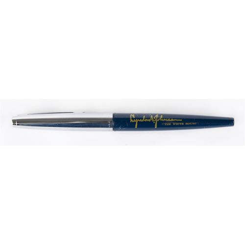 Lyndon B. Johnson Bill Signing Pen 林登-B-约翰逊总统在 "H.R.15971，增加军事法庭上的军事法官和律师的参与，以及其&hellip;