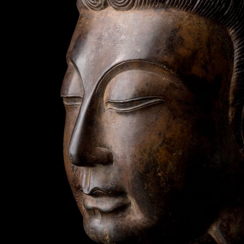 中国 - 明朝 (1368-1644) 
米色石灰岩大佛头，半闭着眼睛，头饰上有五座山峰的王冠，每座山峰上都有被称为 "五大征服者 "的立佛形象：韦驮、阿閦佛、&hellip;