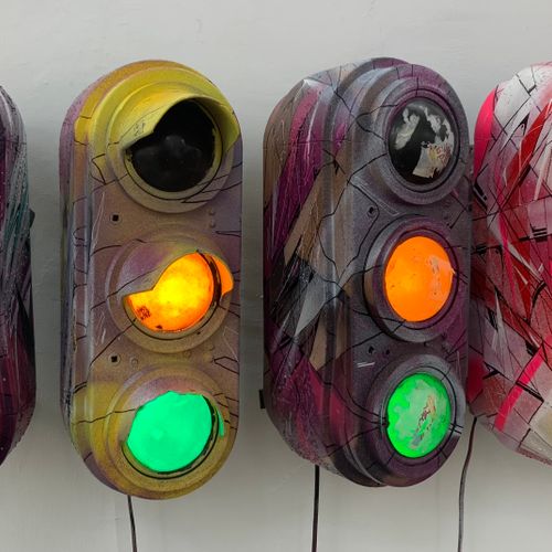 HOPARE 无题（交通灯）， 2013年，10个交通灯上的喷墨和马克笔，46 x 18 x 35厘米（每个）。 定制的街道家具和被涂鸦和重新解释的公共交通物品&hellip;