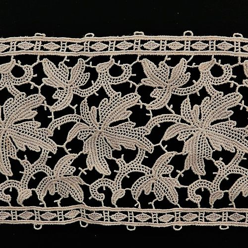 Cenefa de encaje c. 1940 Bordure en dentelle, vers 1940, avec des motifs végétau&hellip;