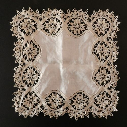 Pañuelo antiguo con encaje bordado, Reino Unido c. 1910 Mouchoir ancien en dente&hellip;